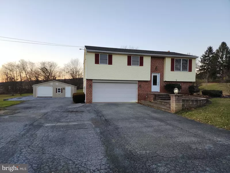 2284 N PENRYN RD, Manheim, PA 17545