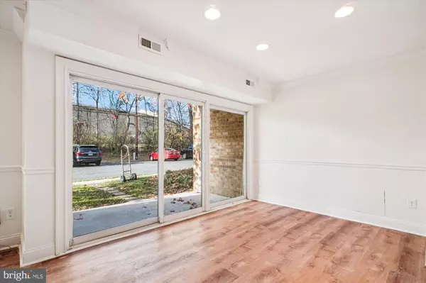 Falls Church, VA 22042,2903 CHARING CROSS RD #11/1