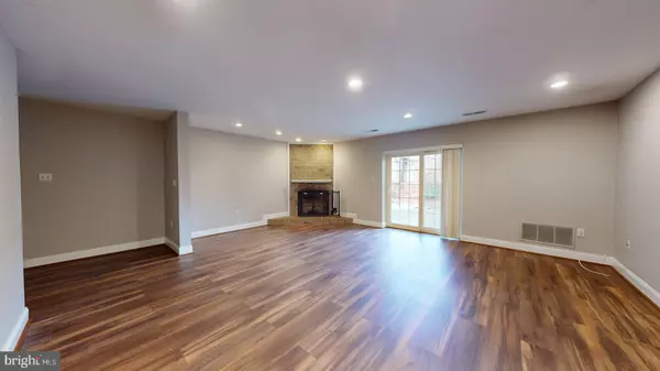 Arlington, VA 22204,951 S ROLFE ST #1