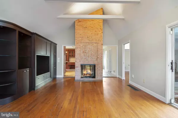 Colonia, NJ 07067,20 CAMBRIDGE DR