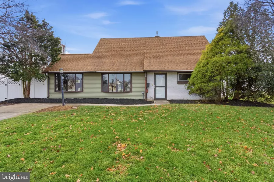 28 CLOISTER RD, Levittown, PA 19057