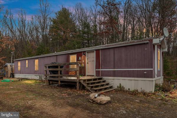 Berkeley Springs, WV 25411,985 WAUGH RD