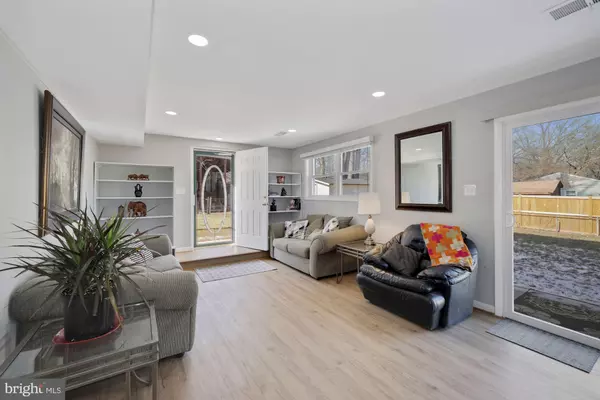 Vienna, VA 22180,8418 STONEWALL DR