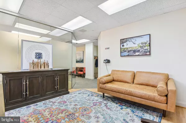 Great Falls, VA 22066,9913 GEORGETOWN PIKE #13