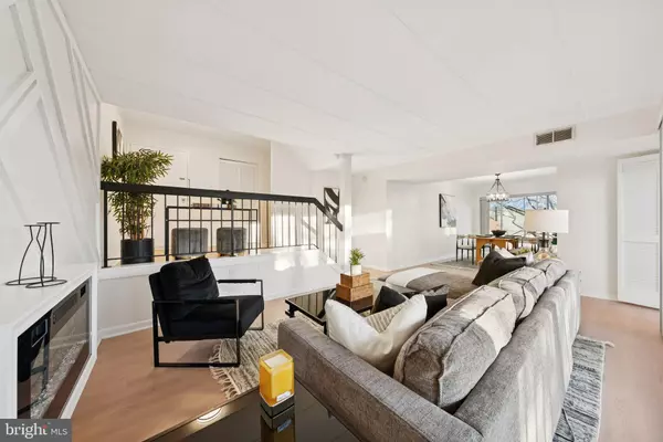 Alexandria, VA 22314,100 ROBERTS LN #300