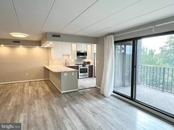 Alexandria, VA 22314,118 ROBERTS LN #300