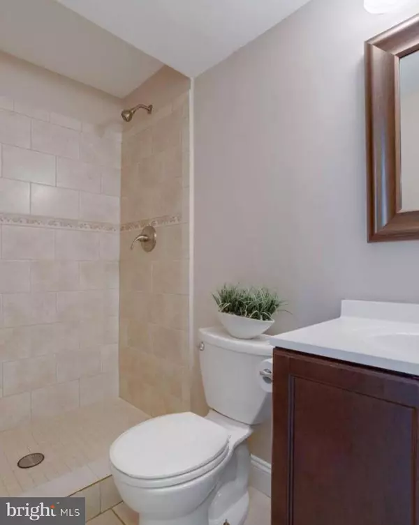 Annandale, VA 22003,8524 CANTERBURY DR