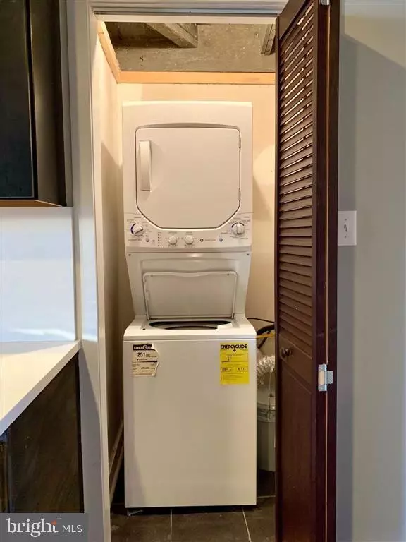 Philadelphia, PA 19106,723 SANSOM ST #4B