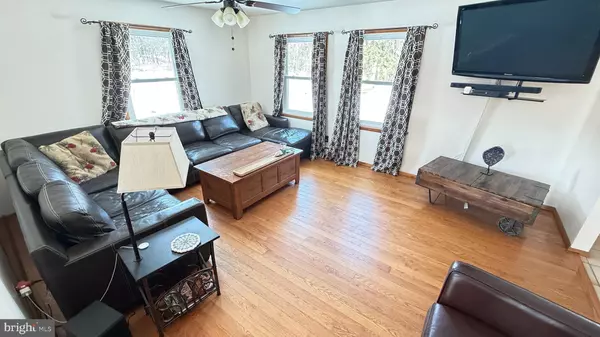 Waymart, PA 18472,48 YARNES RD