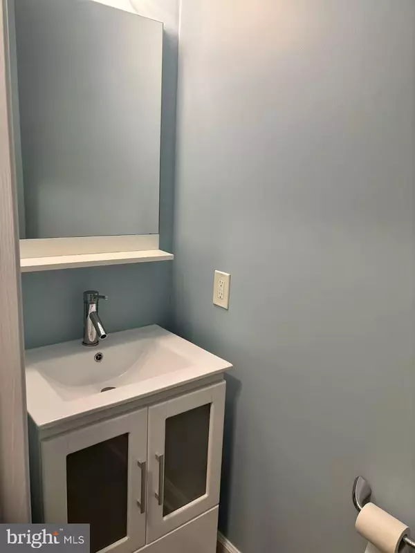 Reston, VA 20190,1716 LAKE SHORE CREST DR #33