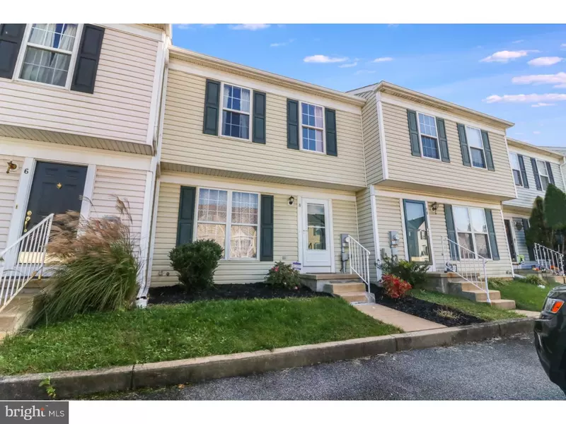 8 LISA DR, Newark, DE 19702