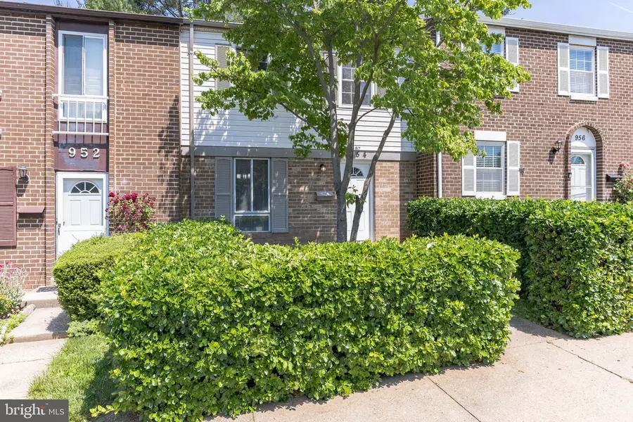 954 W SIDE DR #20-F, Gaithersburg, MD 20878