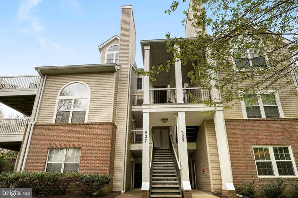 Gaithersburg, MD 20878,927 HILLSIDE LAKE TER #204