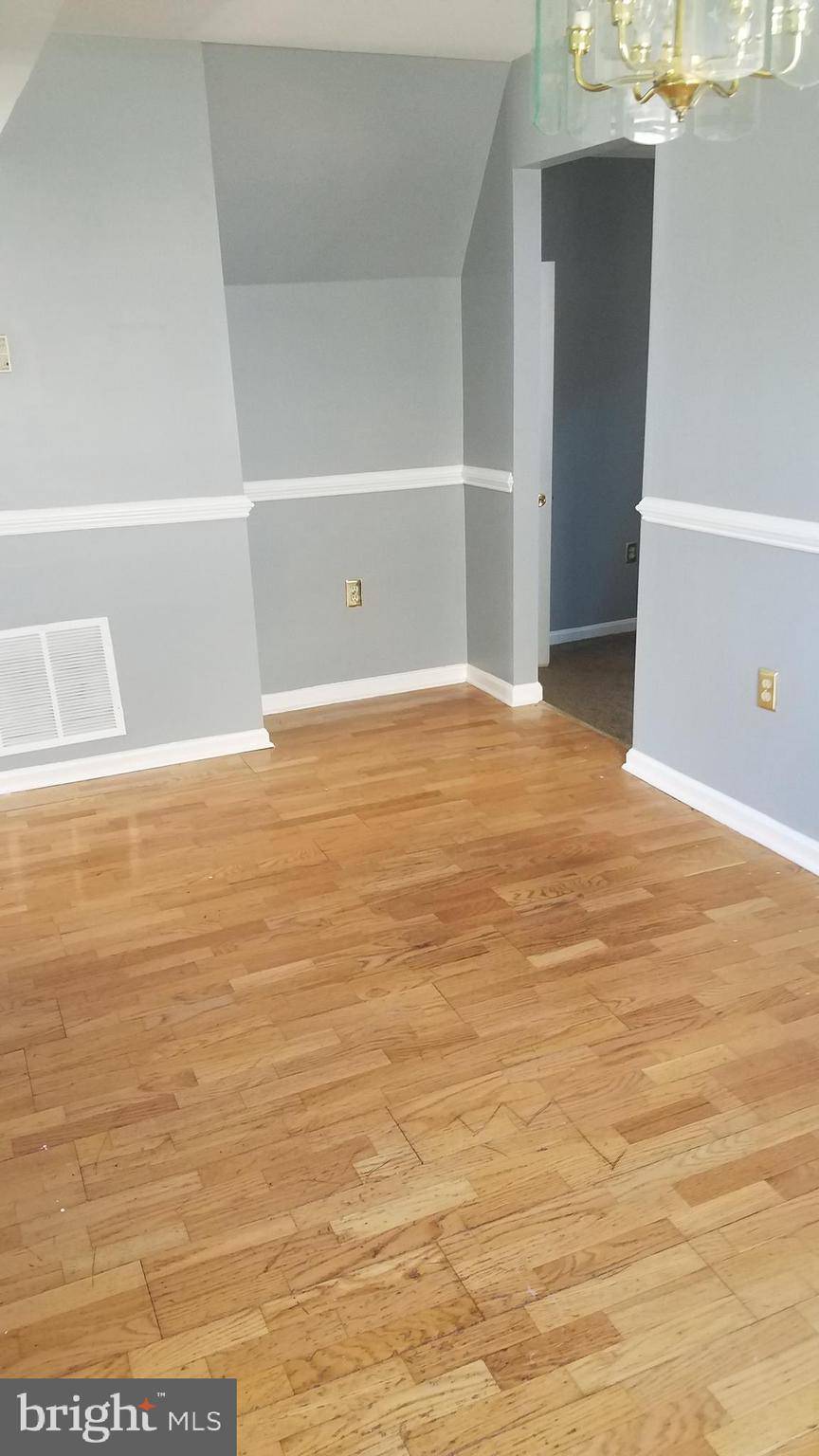 Landover, MD 20785,909 CENTRAL HILLS LN