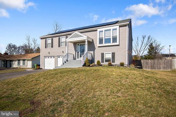 25 HEATHER DR, Marlton, NJ 08053