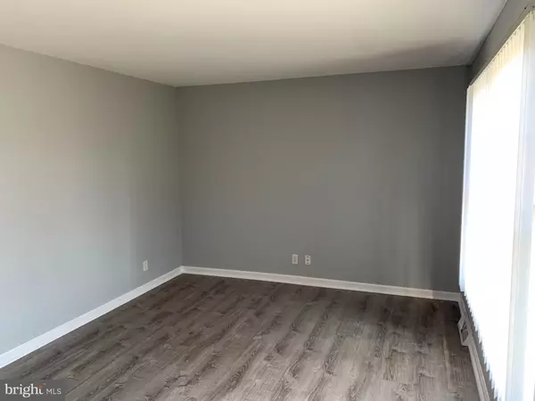 Gibbstown, NJ 08027,215 W BROAD ST