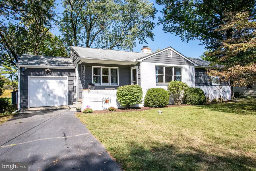 27 WOOSAMONSA RD, Pennington, NJ 08534