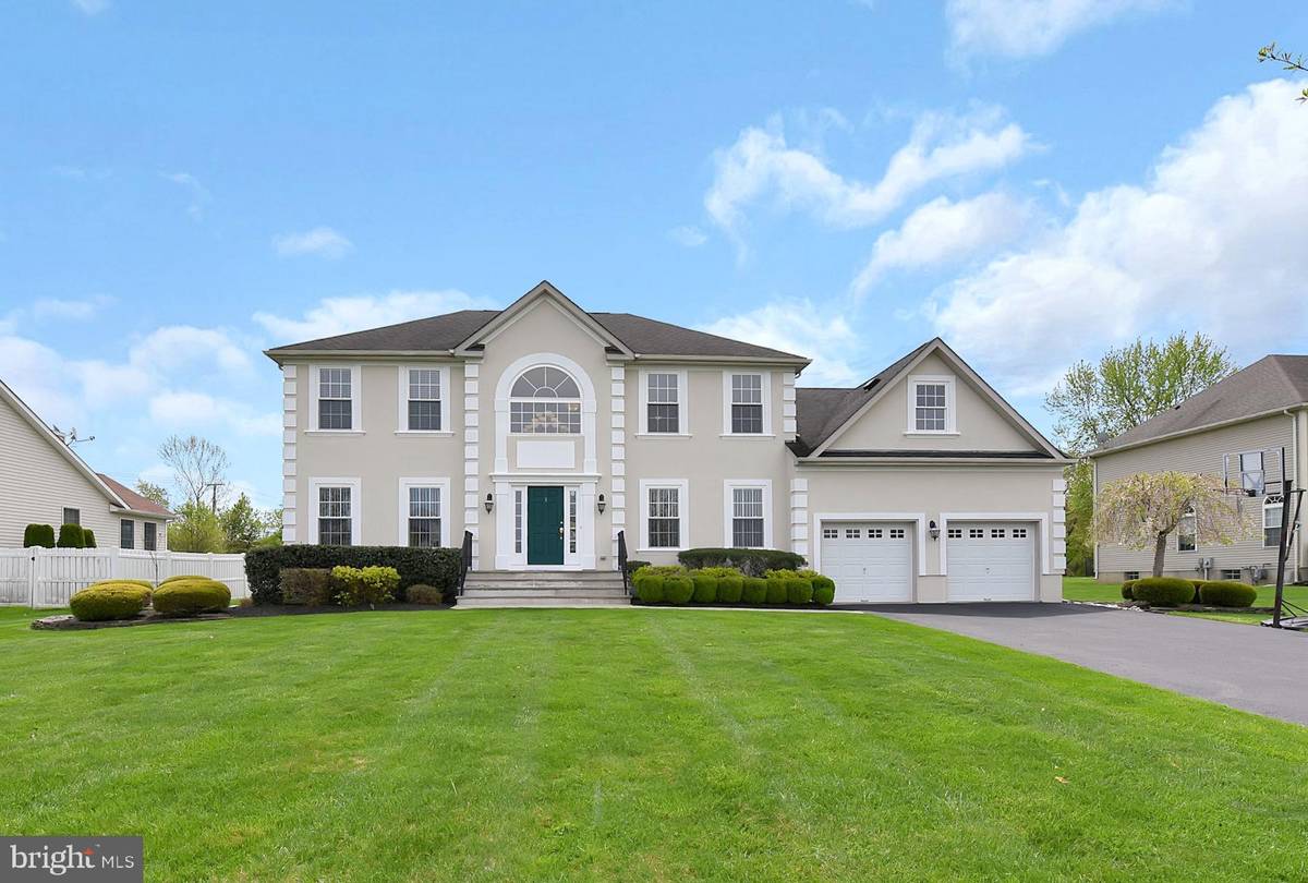 Kendall Park, NJ 08824,3 PIN OAK CT