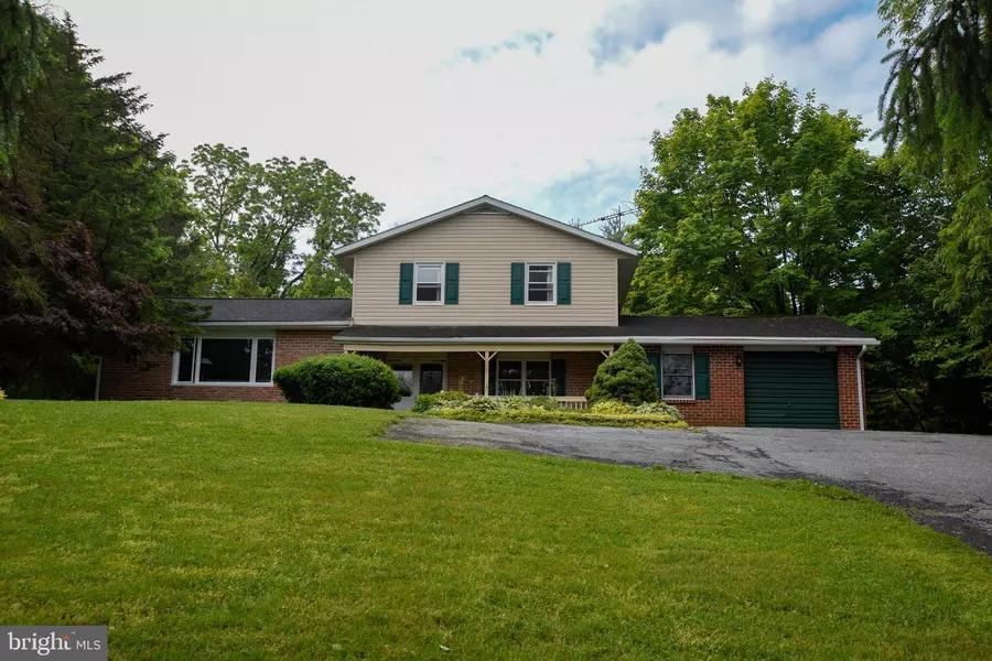 13 TURTLE LN, Wernersville, PA 19565