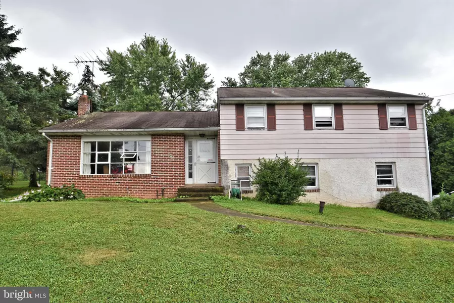 10 QUEEN ST, Douglassville, PA 19518