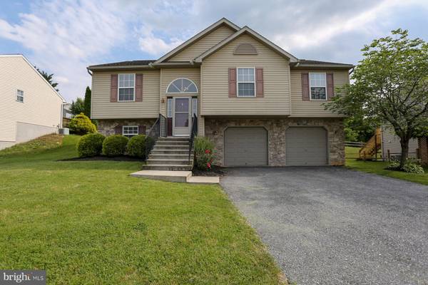 319 WINDING WAY, Womelsdorf, PA 19567