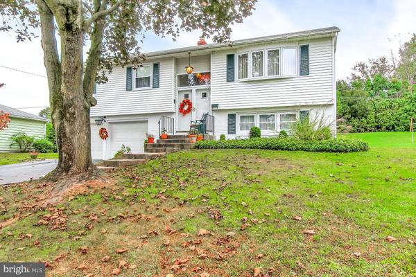 7 SHAKESPEARE DR, Reading, PA 19608