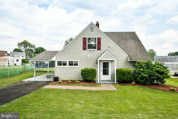 12 ARCH LN, Levittown, PA 19055