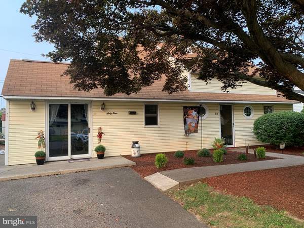 64 HOLLYHOCK LN, Levittown, PA 19055