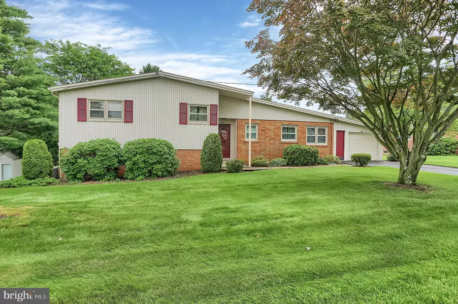 12 GREENWAY DR, Mechanicsburg, PA 17055