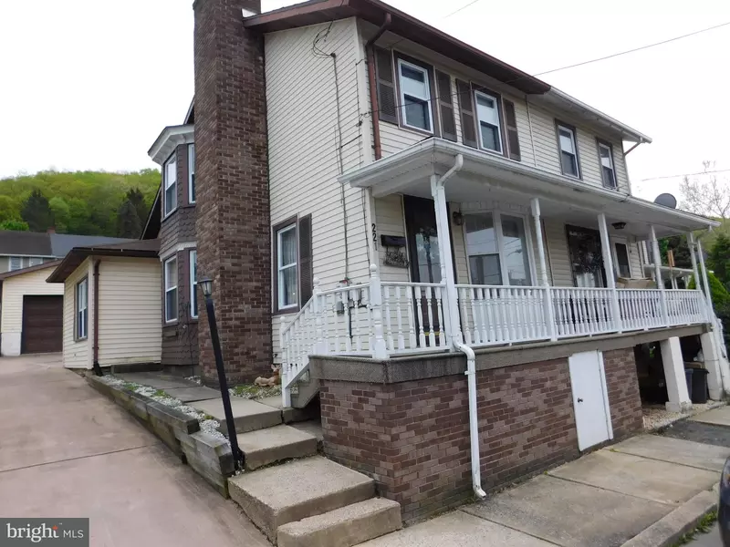 221 W RAILROAD ST, Nesquehoning, PA 18240