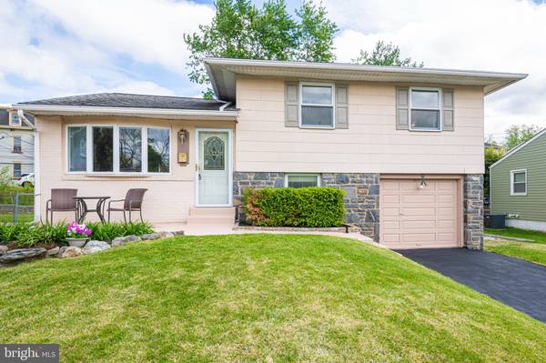 1104 BROOKWOOD LN, Secane, PA 19018