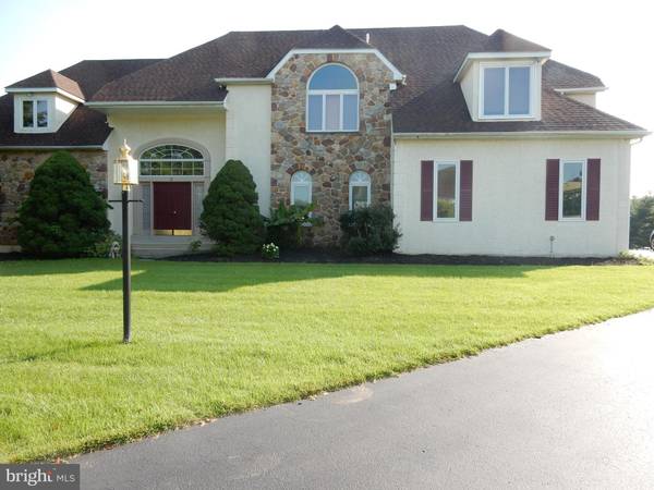 8 BARLEYCORN DR, Broomall, PA 19008