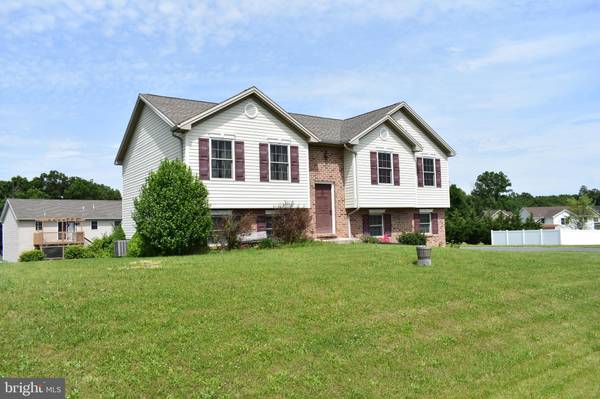 1361 MALLARD DR E, Chambersburg, PA 17202