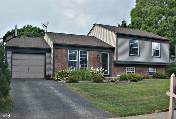 2547 SPLIT RAIL DR, East Petersburg, PA 17520