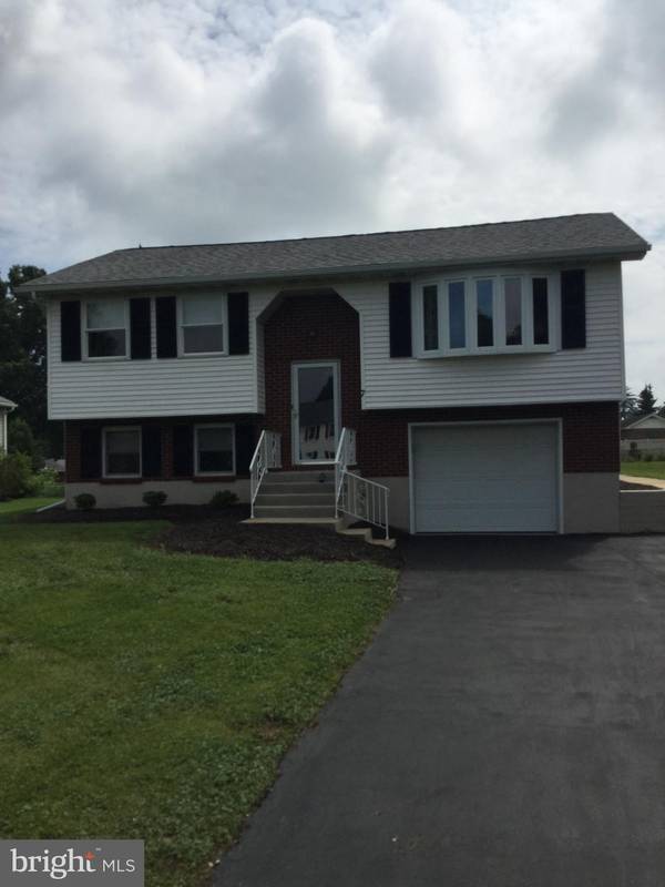 7 HERTZOG DR, Leola, PA 17540