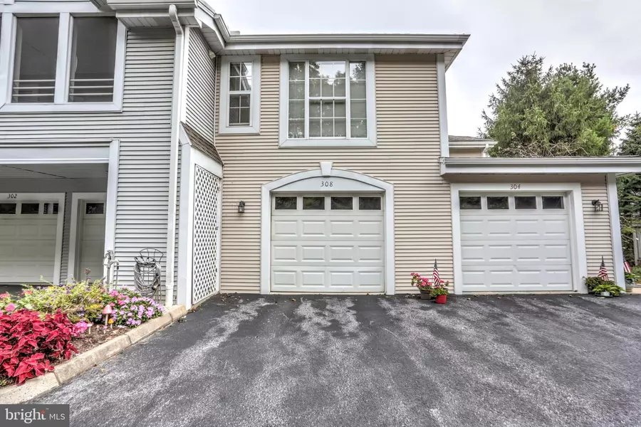 308 COUNTRY PLACE DR, Lancaster, PA 17601