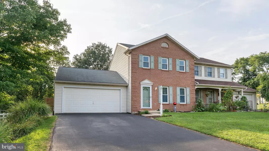 10 ROLLING HILL DR, Lititz, PA 17543