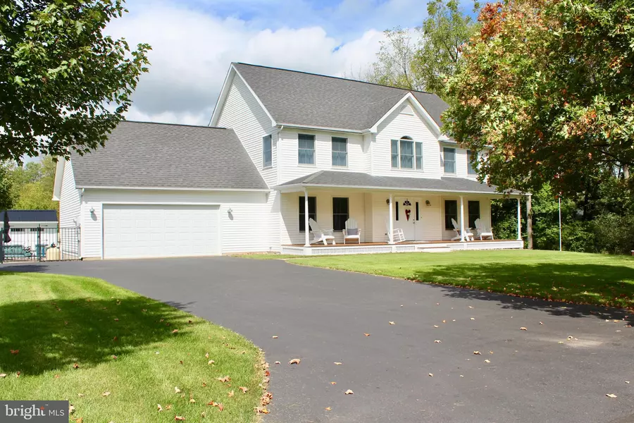 1660 WOODBRIDGE LN, Center Valley, PA 18034