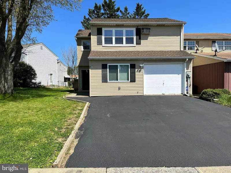 7 STONEWOOD PL, Catasauqua, PA 18032