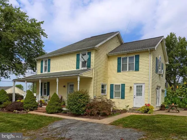 5590 ELIZABETHTOWN RD, Lawn, PA 17041