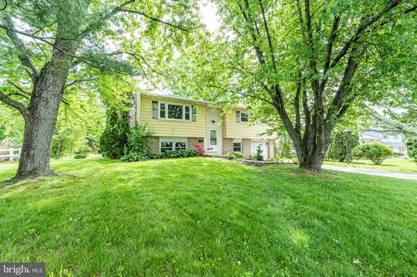 194 MEADOWLAND DR, Red Hill, PA 18076