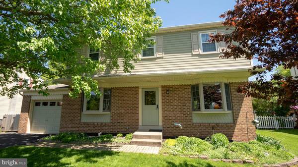 1042 MONTGOMERY AVE, Pennsburg, PA 18073