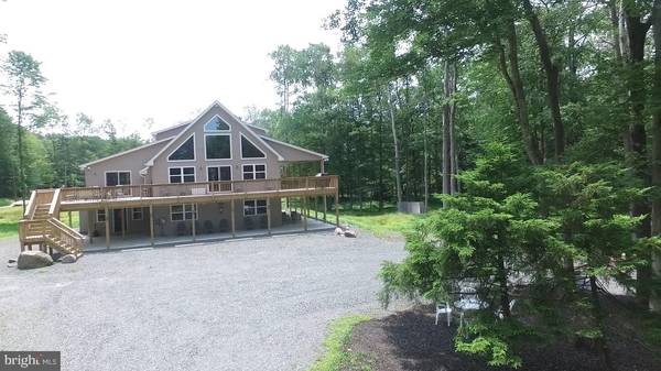 1442 ARROWHEAD DR, Pocono Lake, PA 18347