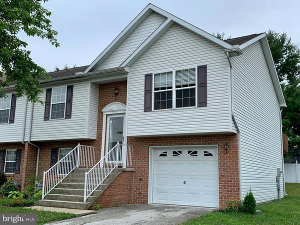 832 LOGAN LN, Hanover, PA 17331