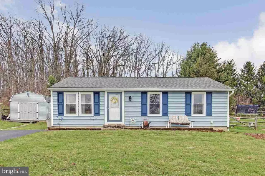 24 CEDAR LN, Stewartstown, PA 17363