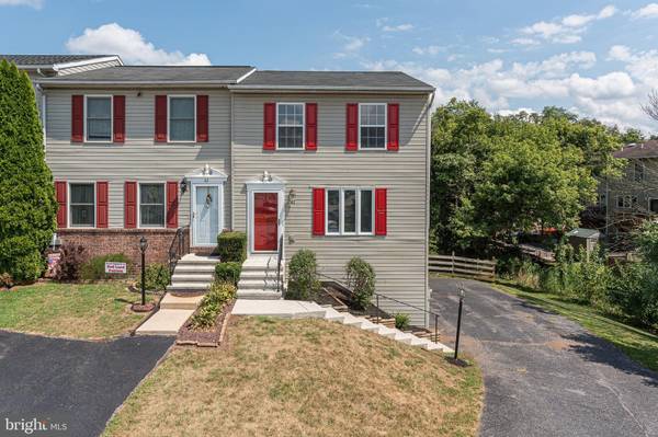 61 RED BARBERRY DR, Etters, PA 17319