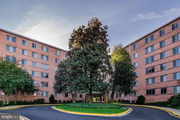 3000 SPOUT RUN PKWY #B301, Arlington, VA 22201