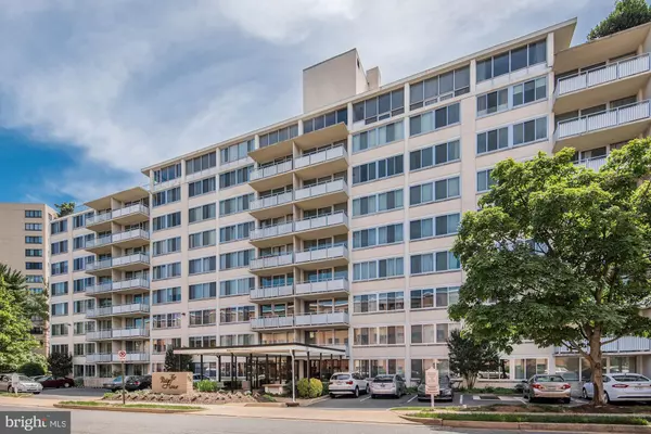 1301 S ARLINGTON RIDGE RD #202, Arlington, VA 22202