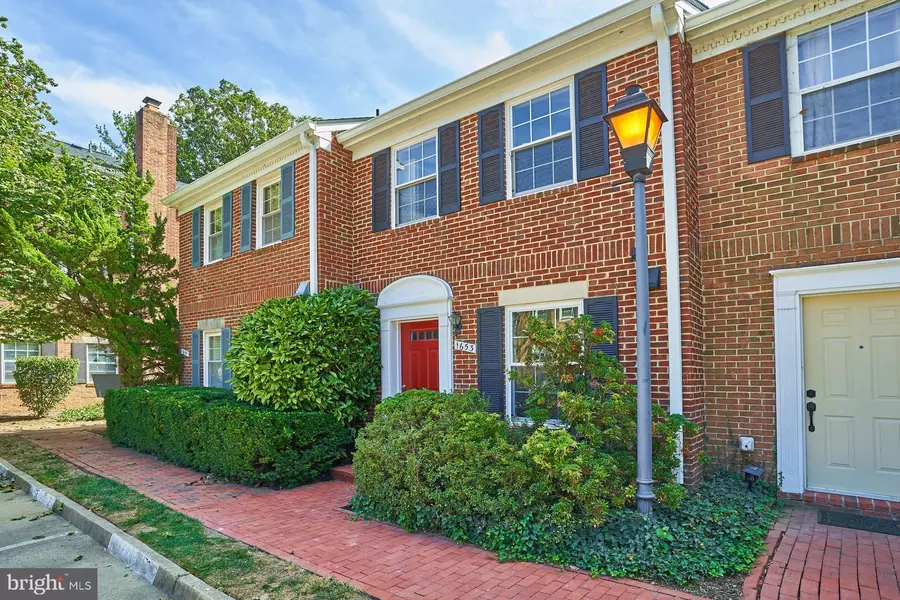 1653 S BARTON ST, Arlington, VA 22204