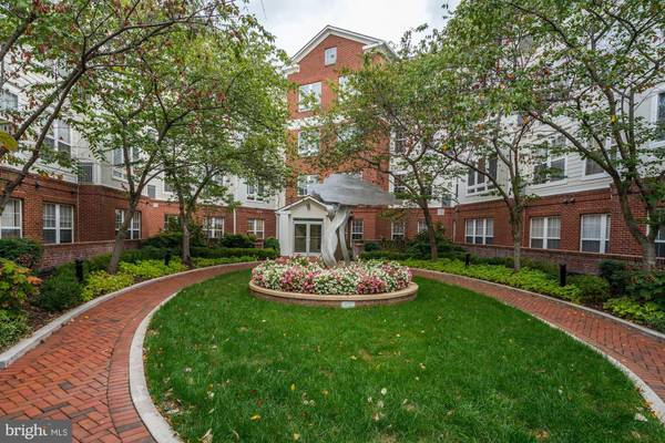 801 S GREENBRIER ST #320, Arlington, VA 22204